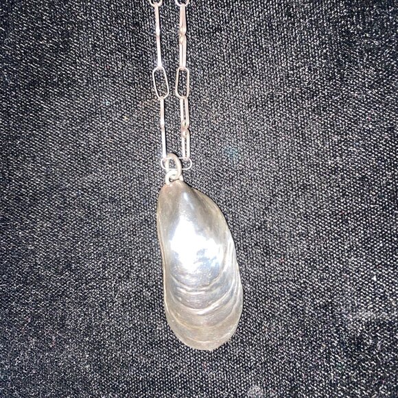 Silver tone pendant in shape of a shell - Picture 1 of 3